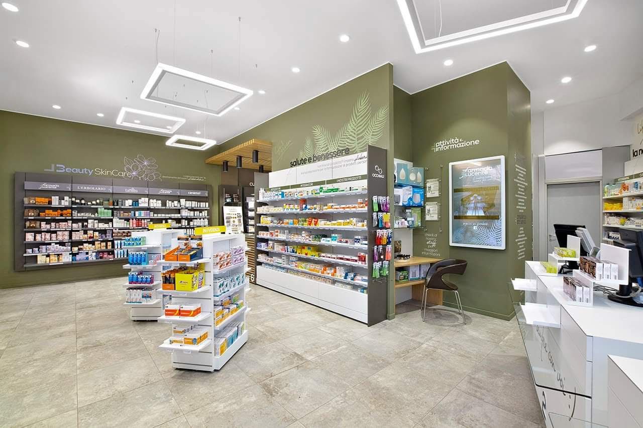 Area banconi e casse della Farmacia Lucente